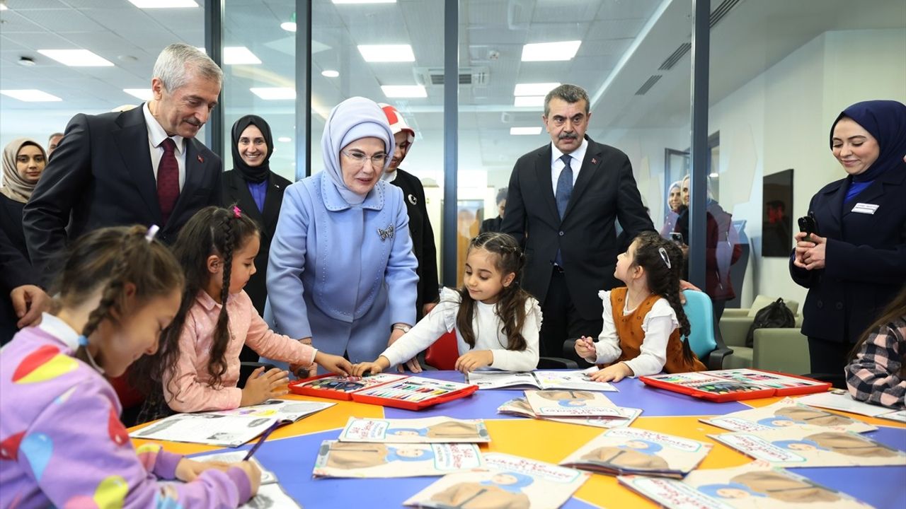 Emine Erdoğan, Gaziantep'te Şahinbey Millet Kütüphanesini Ziyaret Etti