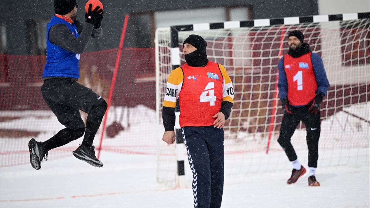 Erciyes'te Kar Hentbolu Şampiyonası coşkusu