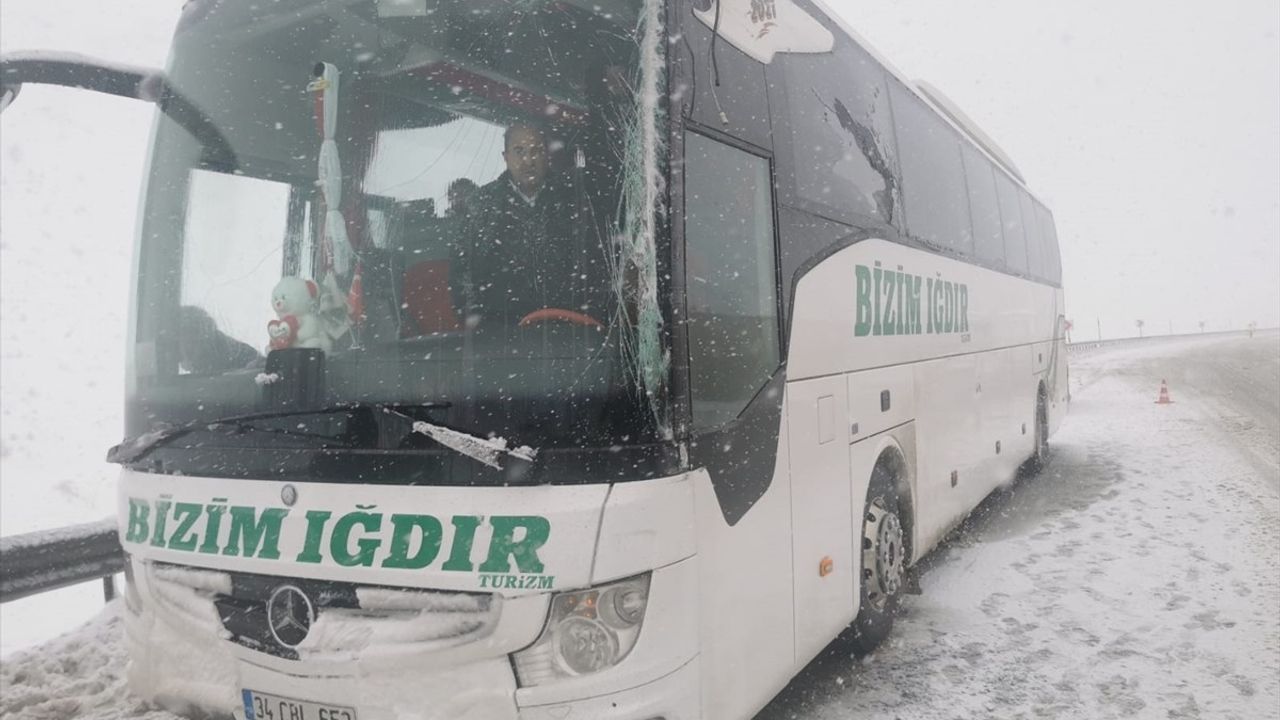 Erzincan'da Kar Yağışı Ulaşımı Olumsuz Etkiledi