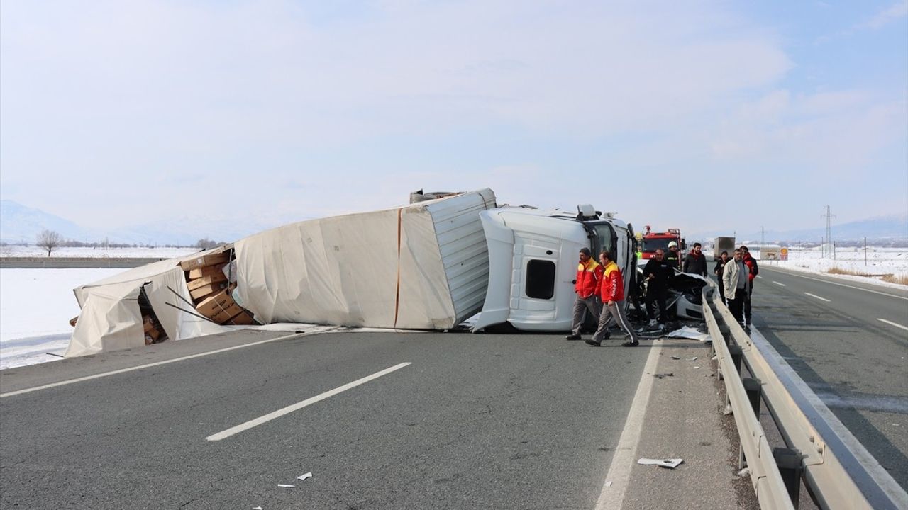 Erzincan'da Otomobil ve Tır Çarpıştı: 3 Yaralı