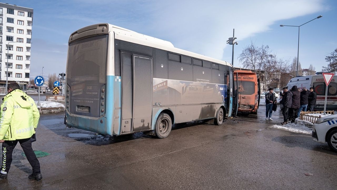 Erzurum'da Halk Otobüsü Minibüse Çarptı: 4 Yaralı