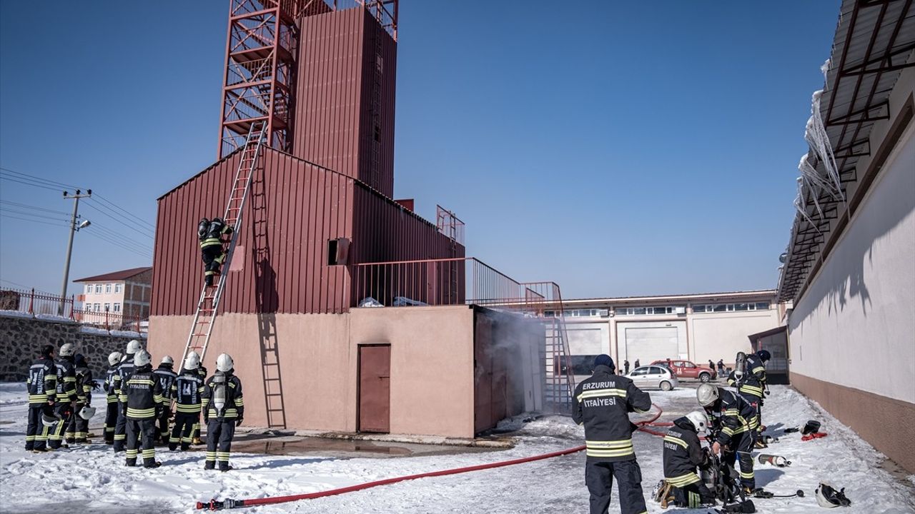 Erzurum'da İtfaiye Eri Eğitimleri Zorlu Koşullarda Gerçekleşiyor