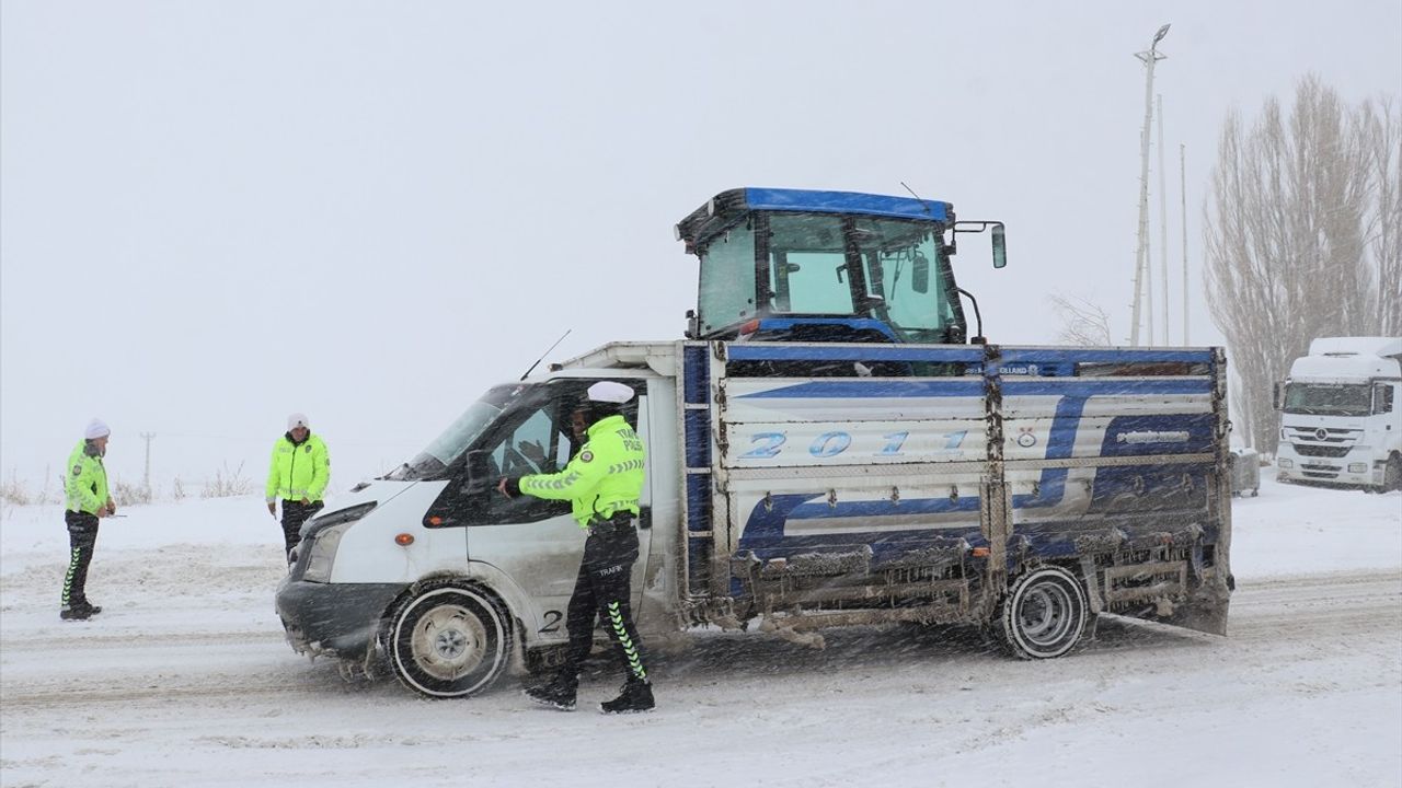 Erzurum'da Kar ve Tipi Nedeniyle Ulaşımda Aksamalar