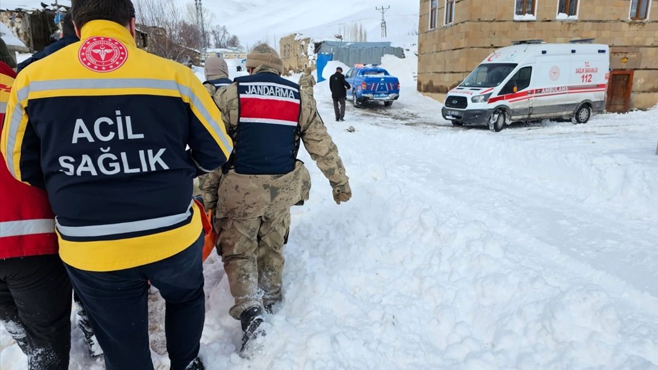 Erzurum'da Karla Kaplı Mahalleyi Aşan Ekipler, Yaralıyı Hastaneye Ulaştırdı