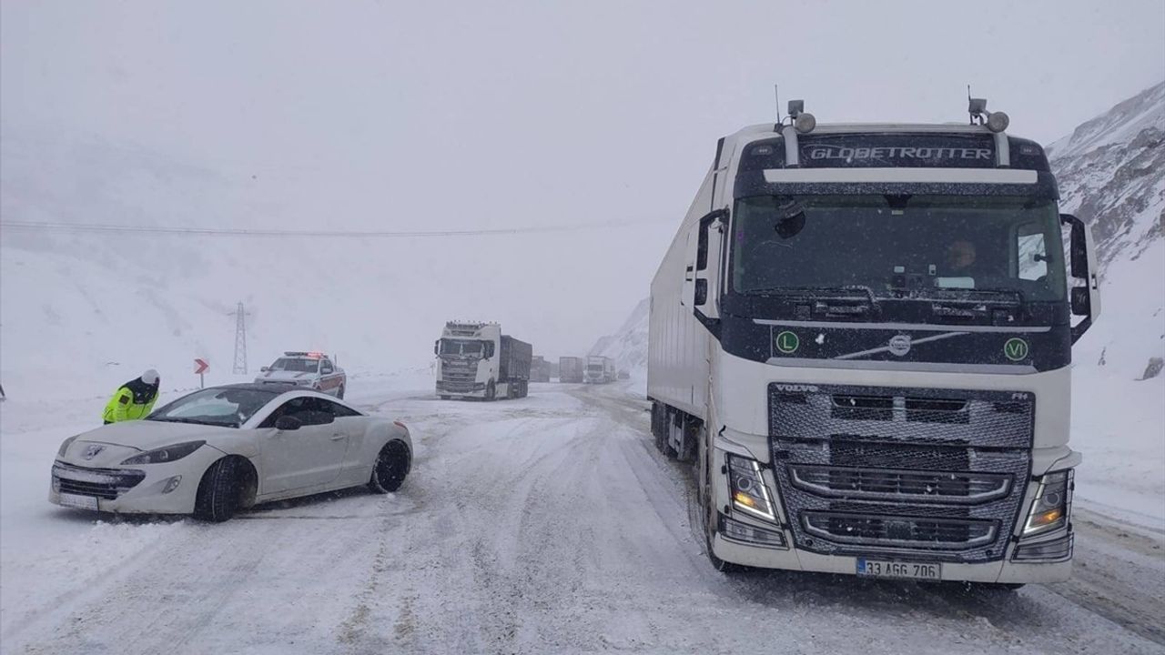 Erzurum'da Kış Koşullarıyla Mücadele: Jandarma 143 Kişiyi Kurtardı