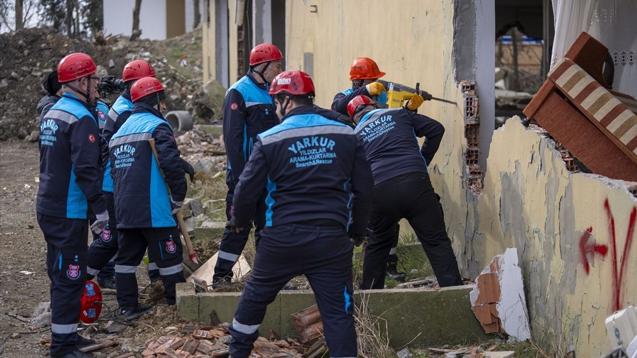 Esenler'de Deprem Tatbikatı Gerçekleştirildi