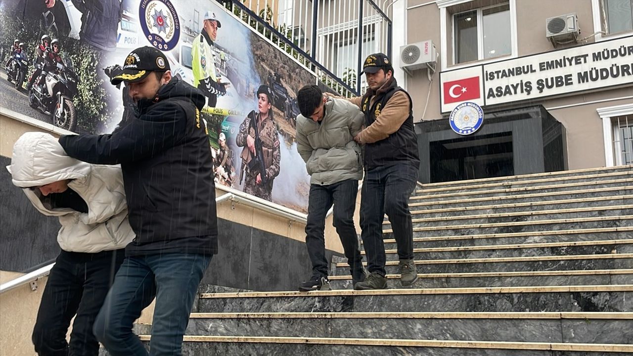 Esenler'de Kontakta Bırakılan Otomobilin Hırsızlığı: 2 Zanlı Yakalandı