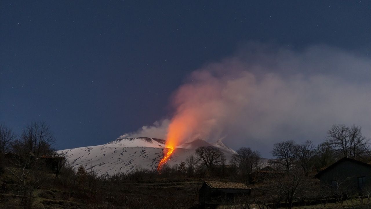 Etna Yanardağı'nda Lav Akışı Devam Ediyor