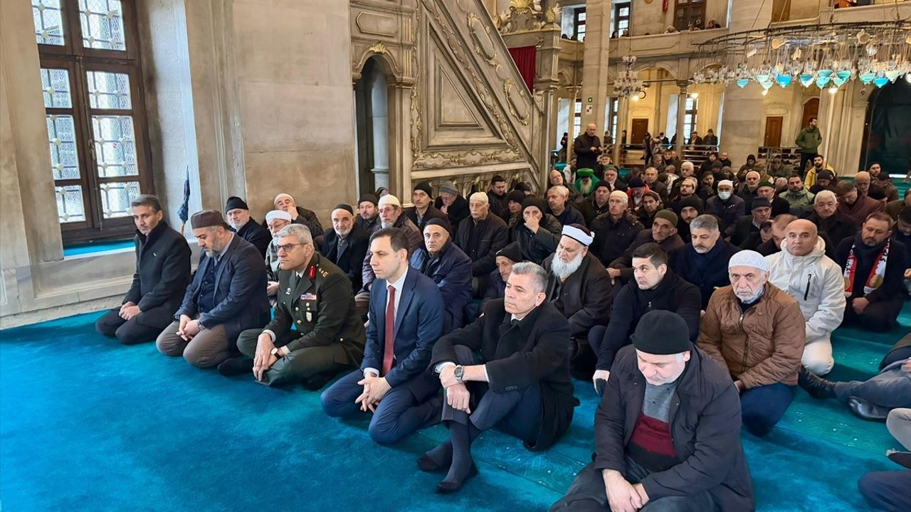 Eyüp Sultan Camii'nde Depremzedeler için Mevlit Töreni