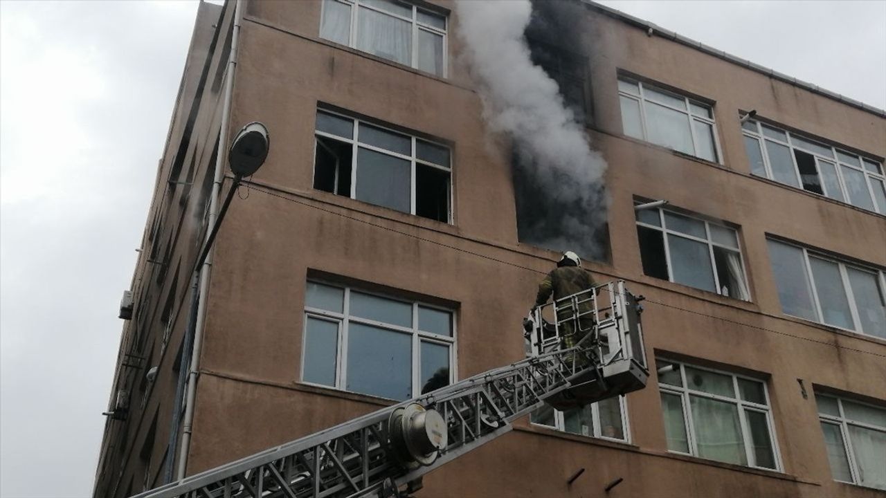 Fatih'te 6 Katlı Binada Yangın Panic: 1 Kişi Kurtarıldı