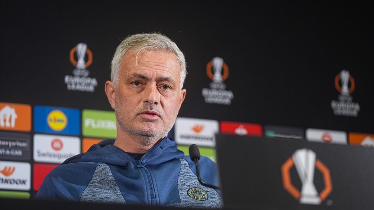 Fenerbahçe'nin UEFA Avrupa Ligi Mücadelesi: Mourinho ve Kostic'in Açıklamaları