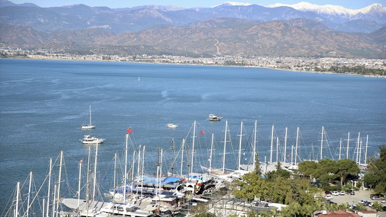 Fethiye'de Kuvvetli Rüzgar Tekne Battırdı