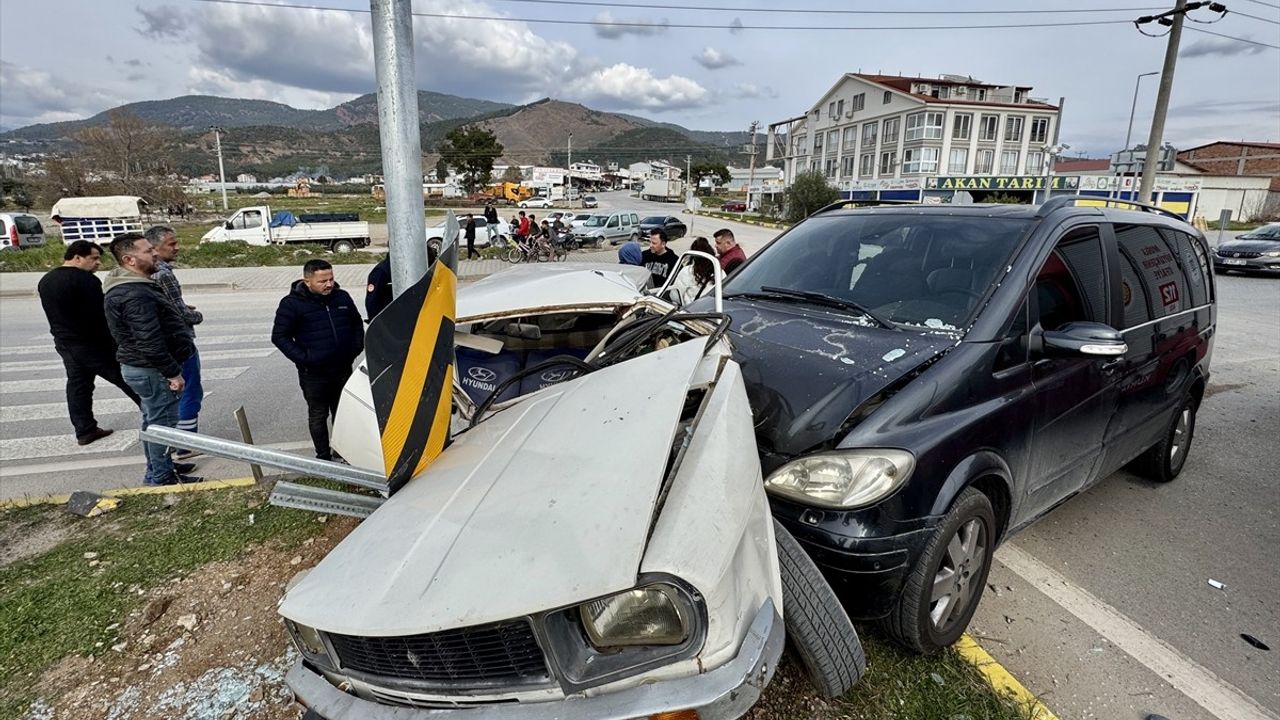 Fethiye'de Minibüsle Çarpışan Otomobil Sürücüsü Yaralandı