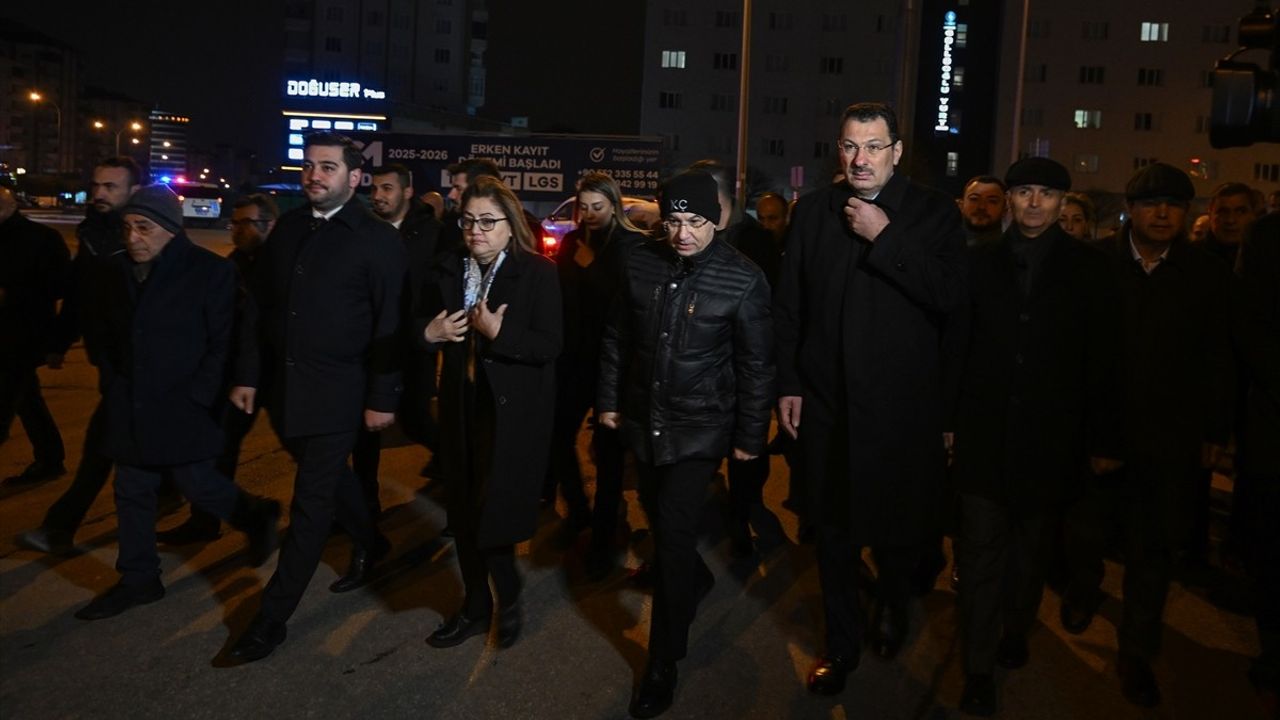 Gaziantep'te Depremde Hayatını Kaybedenler Anıldı