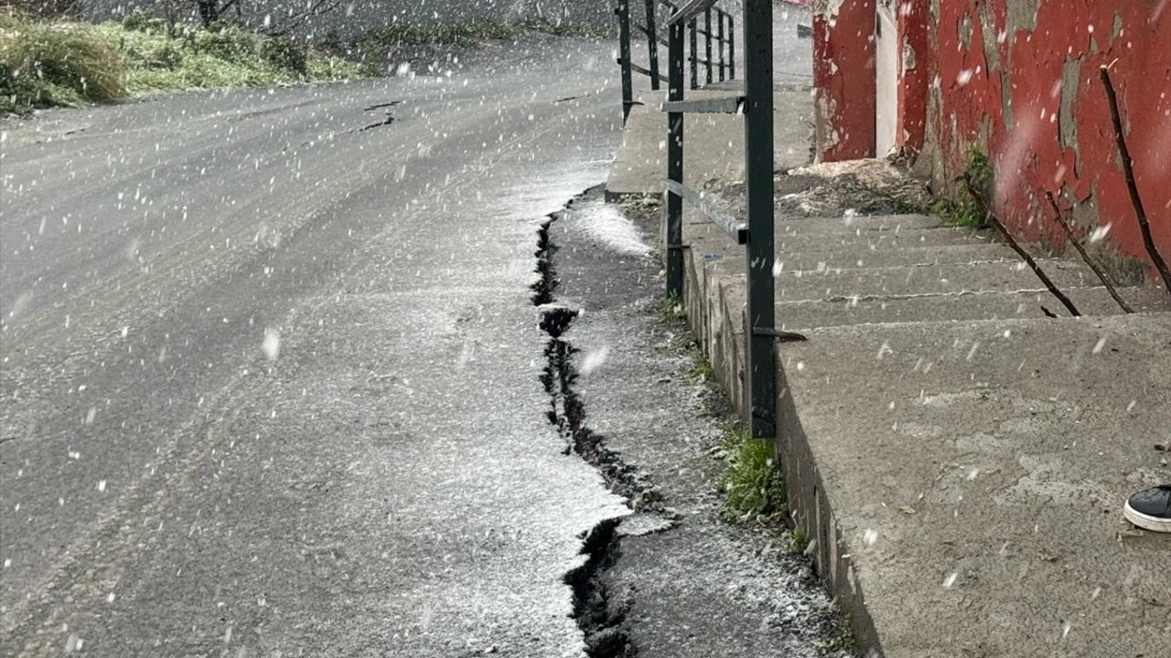 Gaziosmanpaşa'da Toprak Kayması: 3 Bina Tahliye Edildi