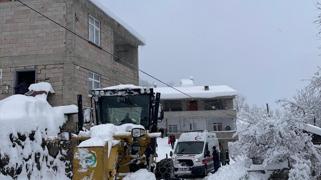 Giresun'da Kar Yağışı Nedeniyle Mahsur Kalan Hasta Kurtarıldı