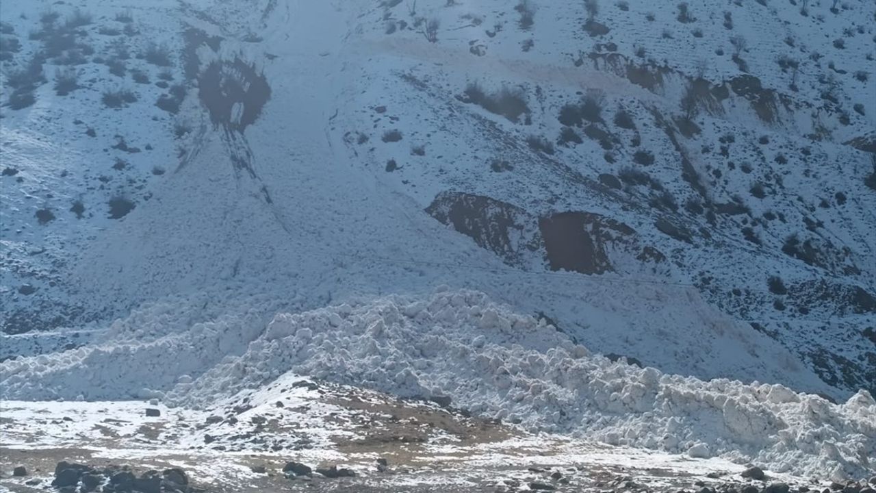 Hakkari'de Çığ Nedeniyle Kapanan Yol Yeniden Ulaşıma Açıldı