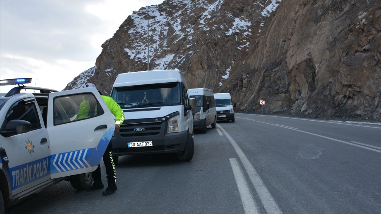 Hakkari'de Dağdan Kopan Kayanın Otomobile Çarpması