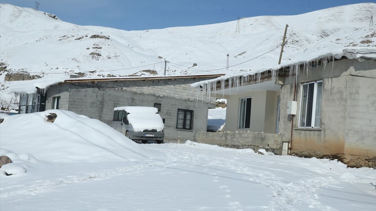 Hakkari'de Soğuk Hava Etkisini Gösterdi