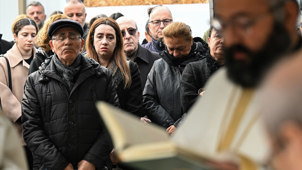 Hatay'da Deprem Şehitleri İçin Kilise Enkazında Ayin Düzenlendi