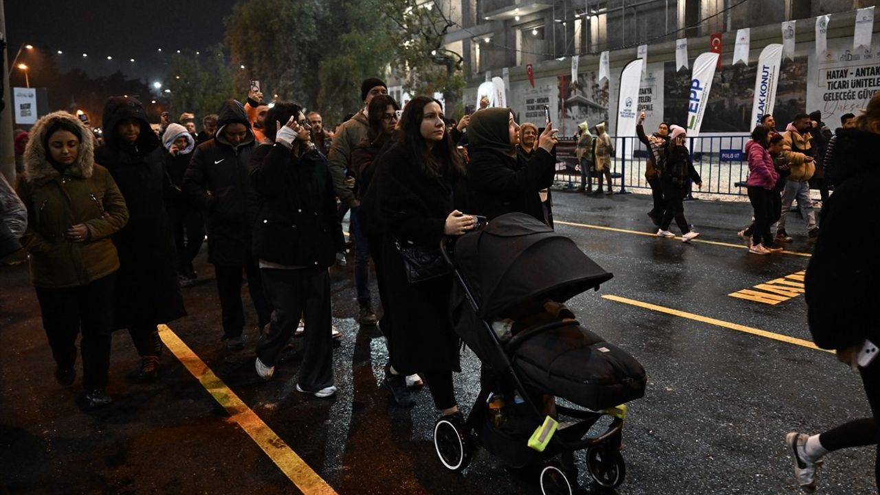 Hatay'da Depremde Kaybedilenler İçin Anma Yürüyüşü Düzenlendi