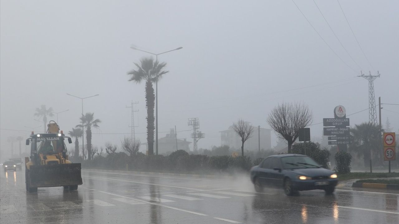 Hatay'da Sis Nedeniyle Görüş Mesafesi Düşüyor