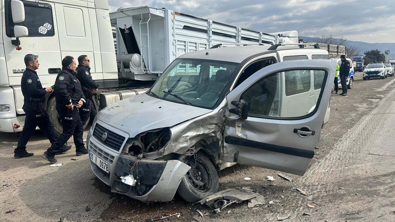 Hatay'da Trafik Kazası: İki Kişi Yaralandı