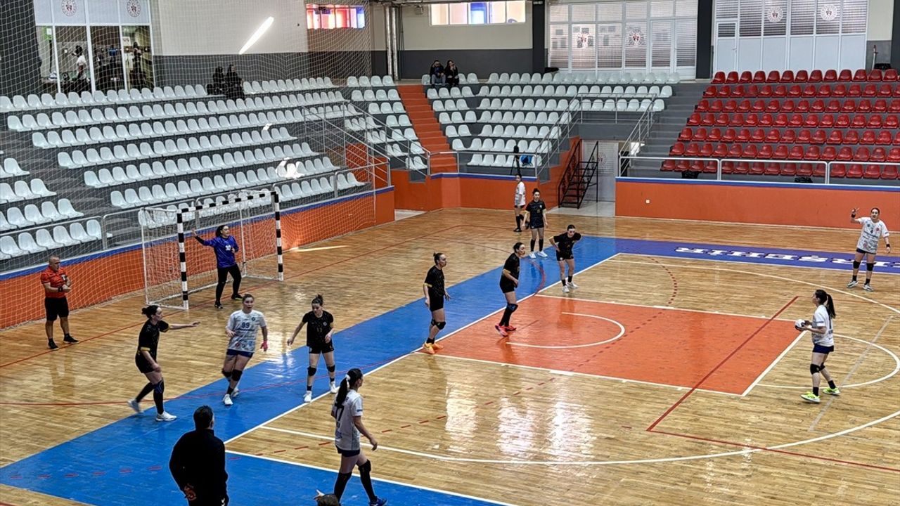 Hentbol Kadınlar Süper Lig'de Bursa Büyükşehir Belediyespor'un Galibiyeti