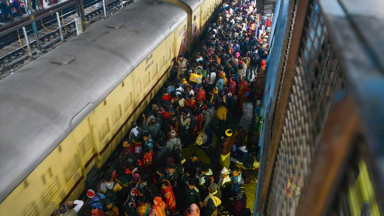 Hindistan'da Tren İstasyonunda İzdiham: 16 Ölü