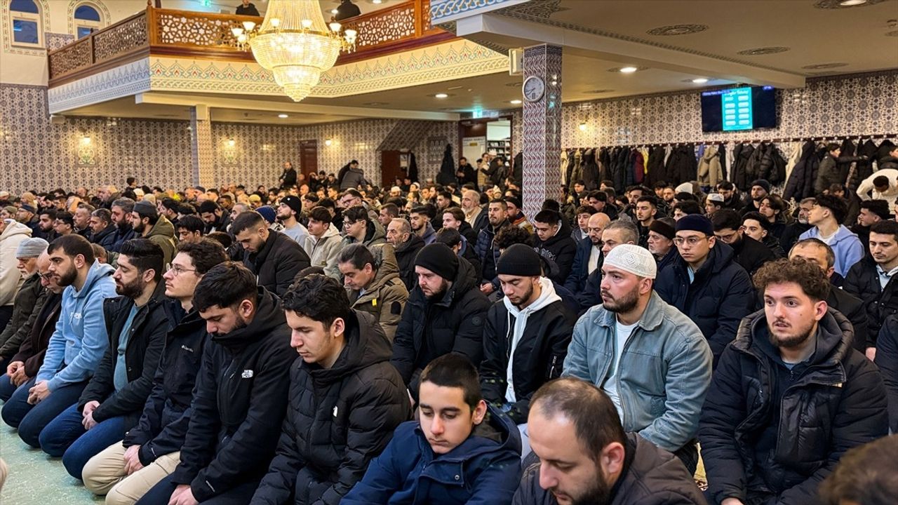 Hollanda'da Gençler Filistin ve Depremzedeler İçin Dua Etti