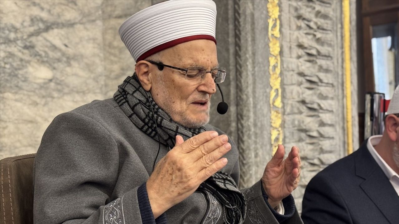 İmam Hatip Şeyh İkrime Sabri Konya'da Cuma Namazı Kıldırdı