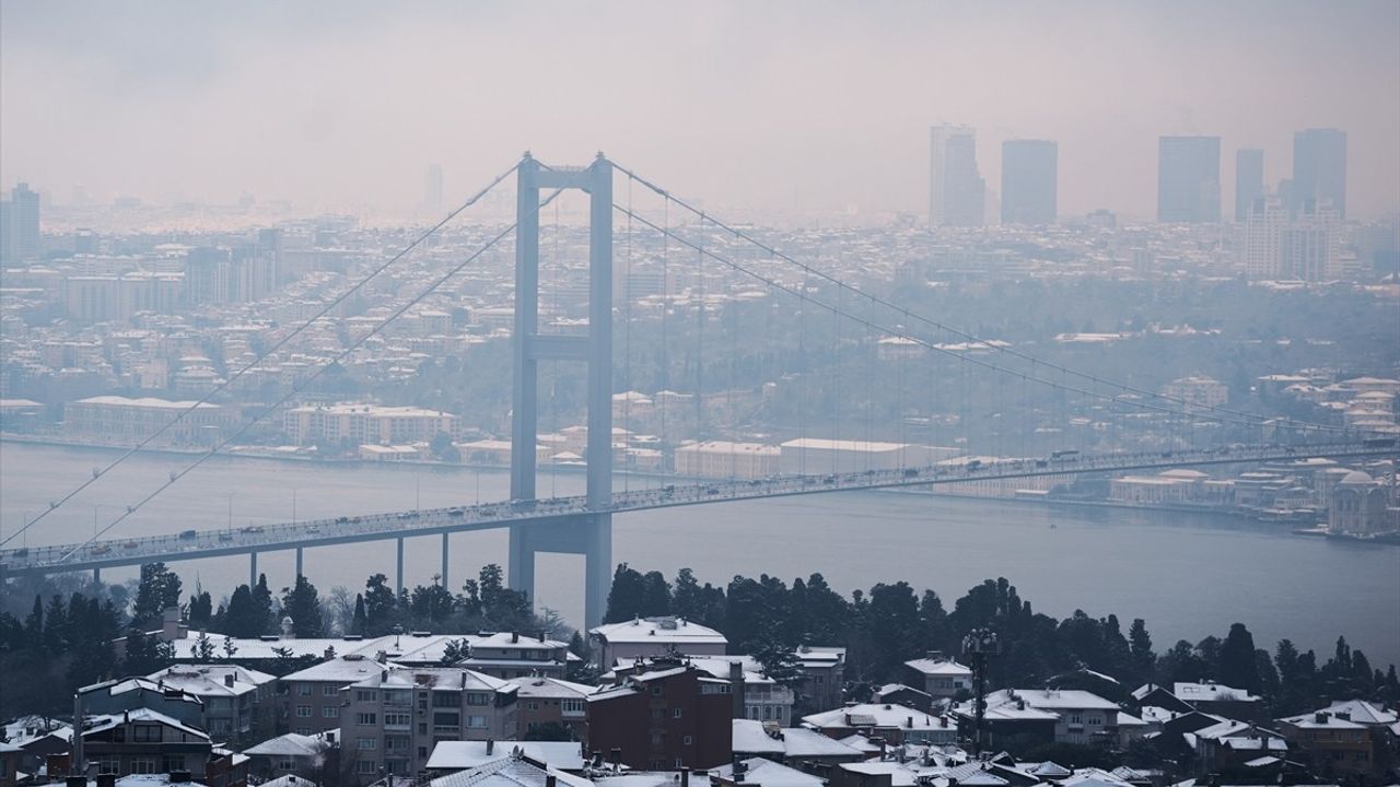 İstanbul'da Aralıklarla Devam Eden Kar Yağışı