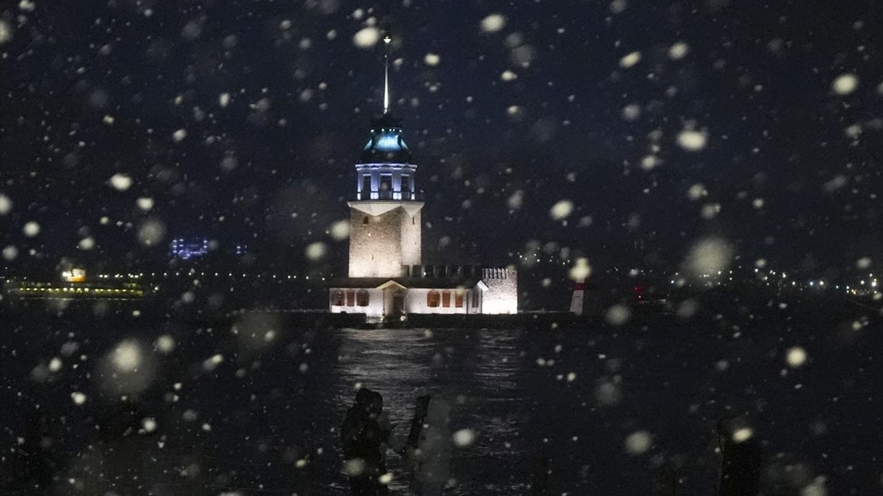 İstanbul'da Kar Yağışı Etkili Olmaya Devam Ediyor