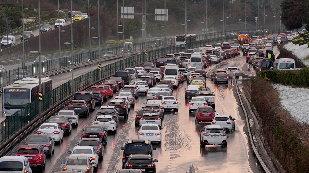 İstanbul'da Kar Yağışı Etkisini Sürdürüyor