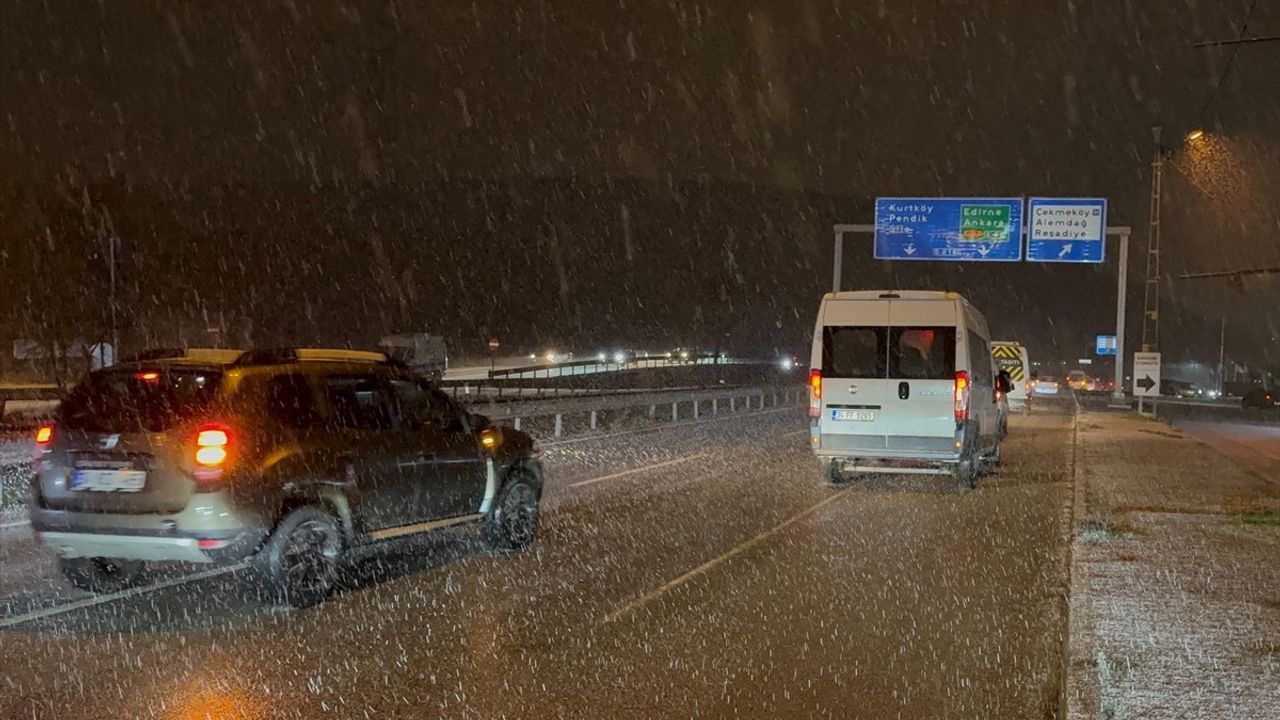 İstanbul'da Kar Yağışı Etkisini Sürdürüyor