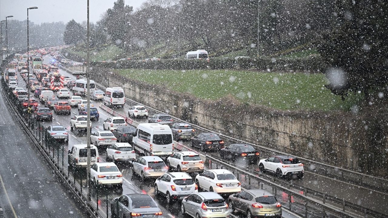 İstanbul'da Kar Yağışı Etkisini Sürdürüyor