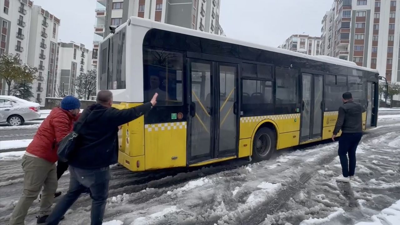 İstanbul'da Kar Yağışı İETT Otobüsünü Yolda Bıraktı