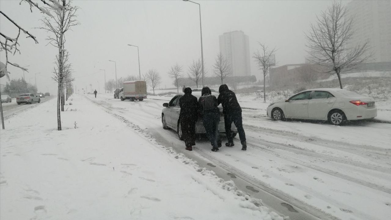 İstanbul'da Kar Yağışı Nedeniyle Tırlar Yolda Kaldı