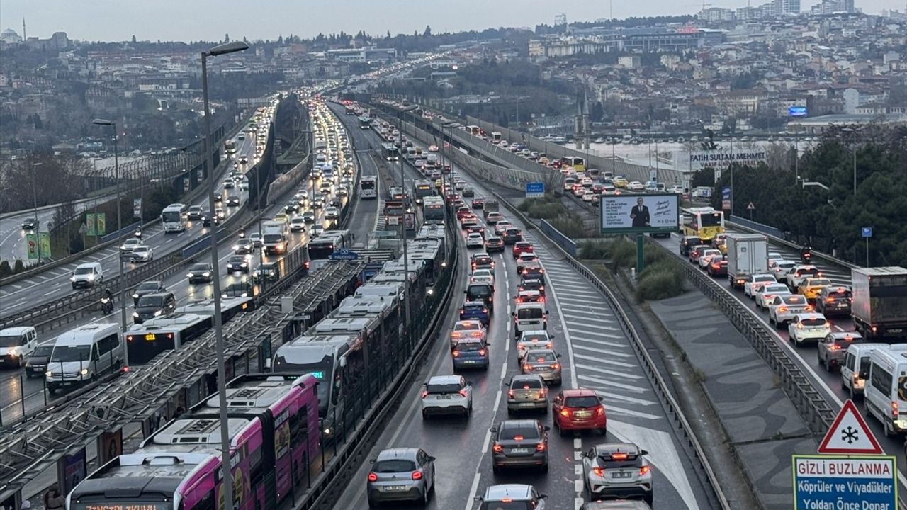 İstanbul'da Kar Yağışı Sebebiyle Trafik Sorunları Yaşanıyor