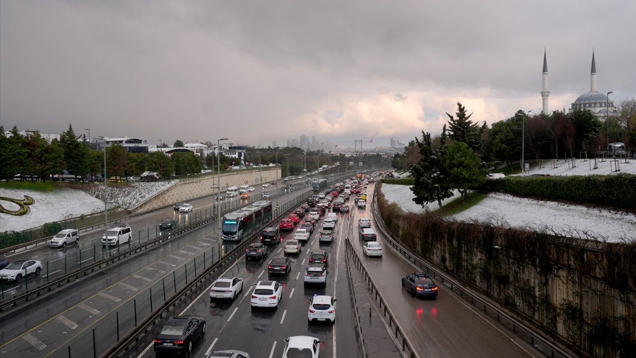 İstanbul'da Kar Yağışı Trafikte Sorun Yarattı