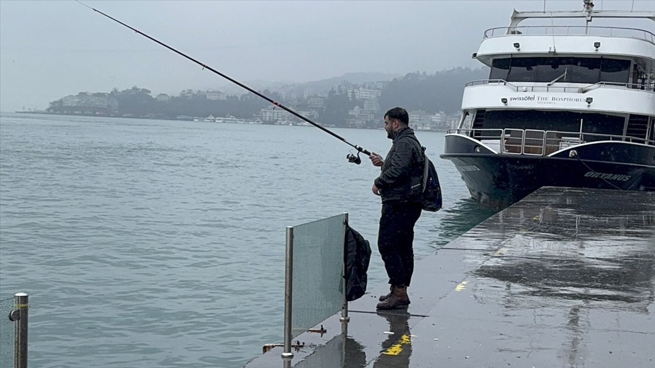 İstanbul'da Kışın Keyfi: Kar Altında Balık Tutma Geleneği