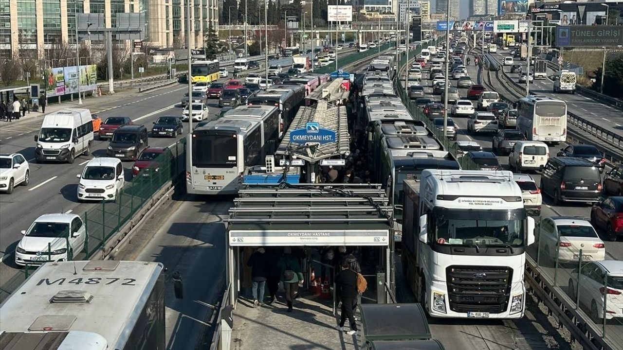 İstanbul'da Metrobüs Arızası Yoğunluk Yarattı