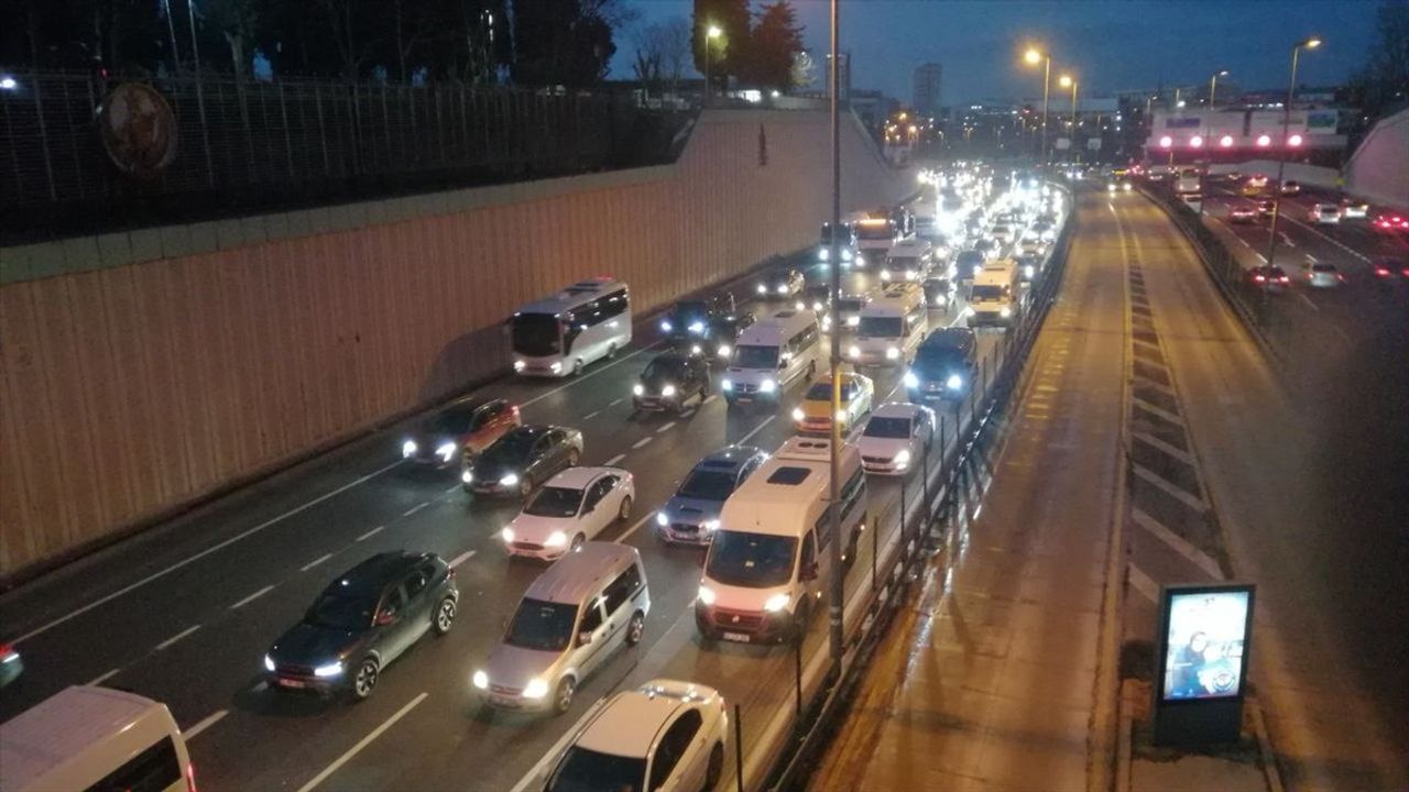 İstanbul'da Sabah Trafik Yoğunluğu Artıyor