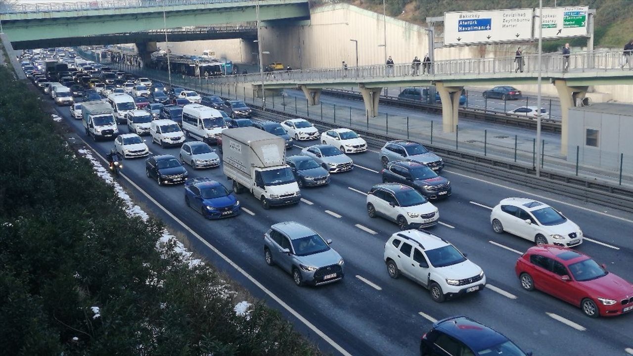 İstanbul'da Sabah Trafik Yoğunluğu: Buzlanma Etkili