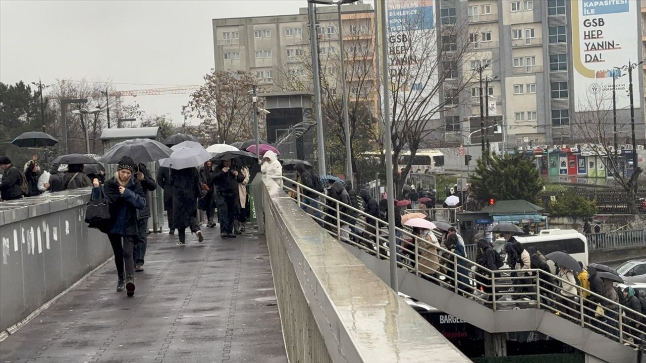 İstanbul'da Sabah Trafik Yoğunluğu Yüzde 76'ya Ulaştı