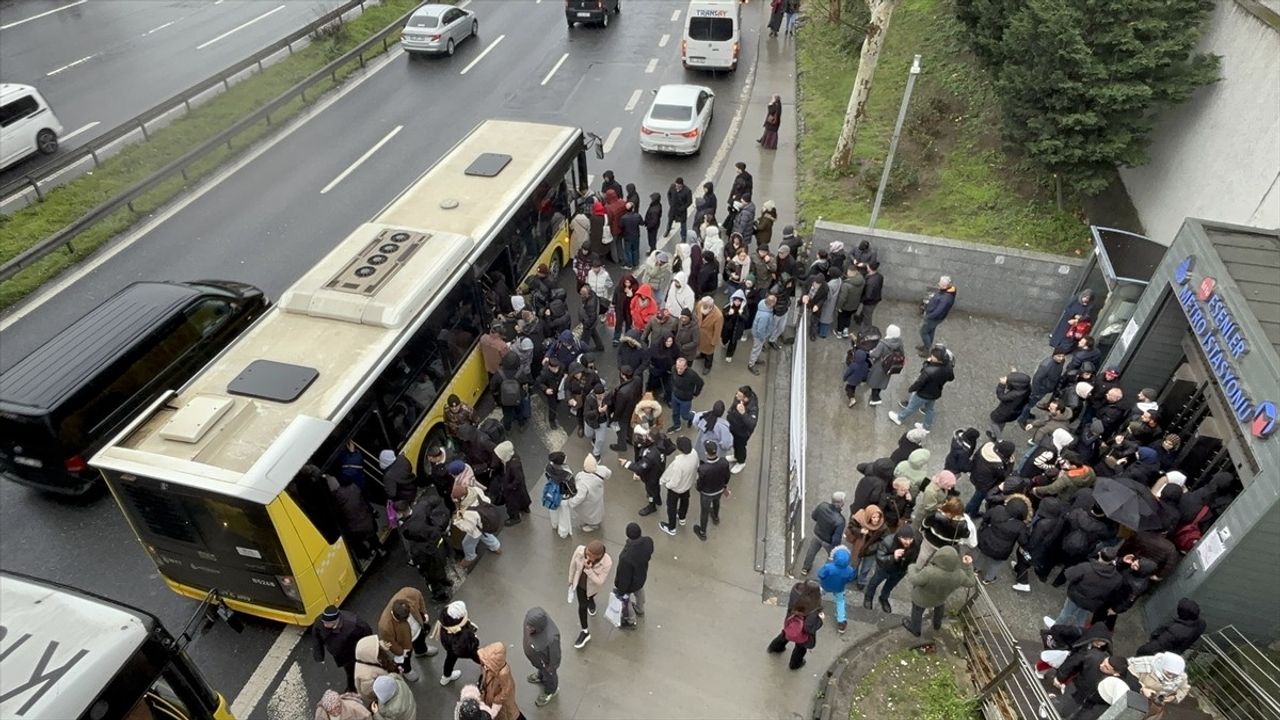 İstanbul'da Viyadük Düzenleme Çalışması Yolcuları Mağdur Etti