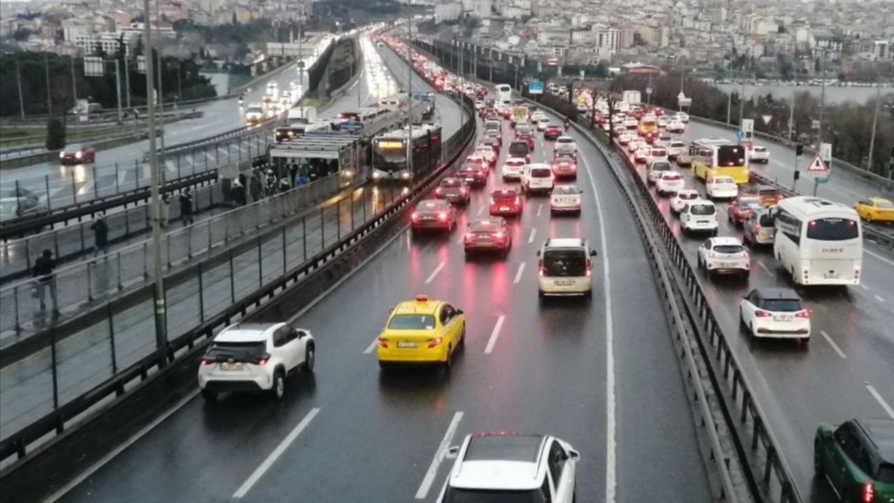 İstanbul'da Yağışlar Nedeniyle Trafik Yoğunluğu