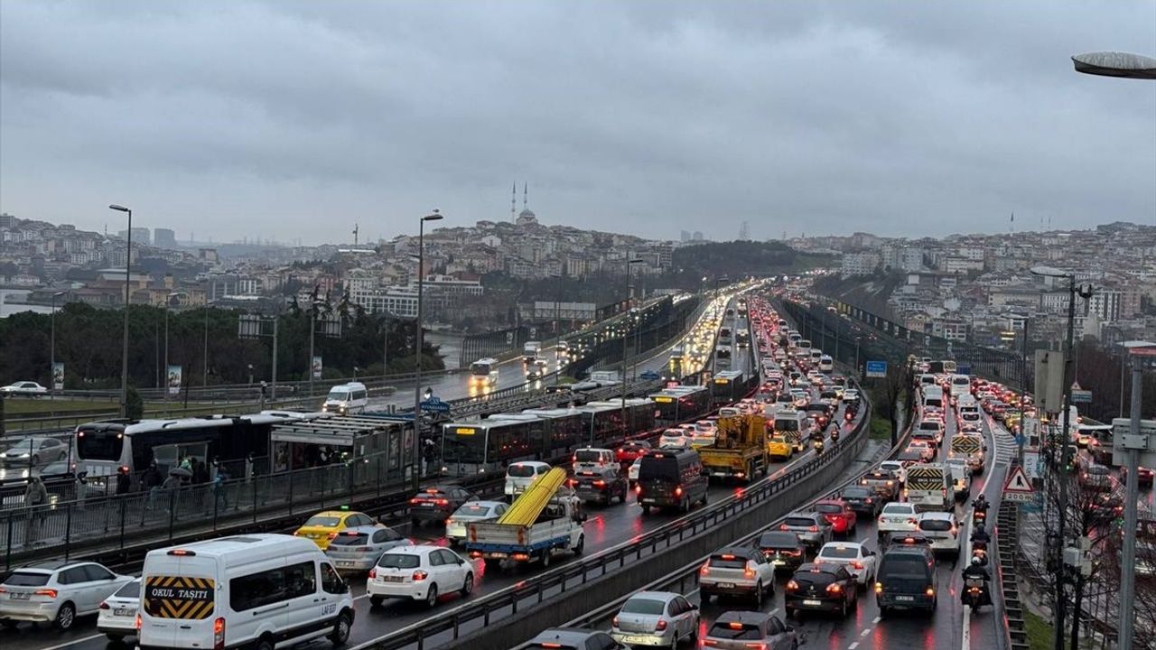 İstanbul'da Yağmur Trafiği Kasıyor