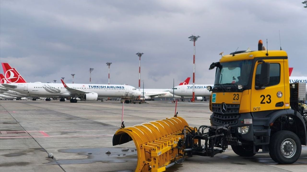 İstanbul Havalimanı'nda Karla Mücadele Devam Ediyor