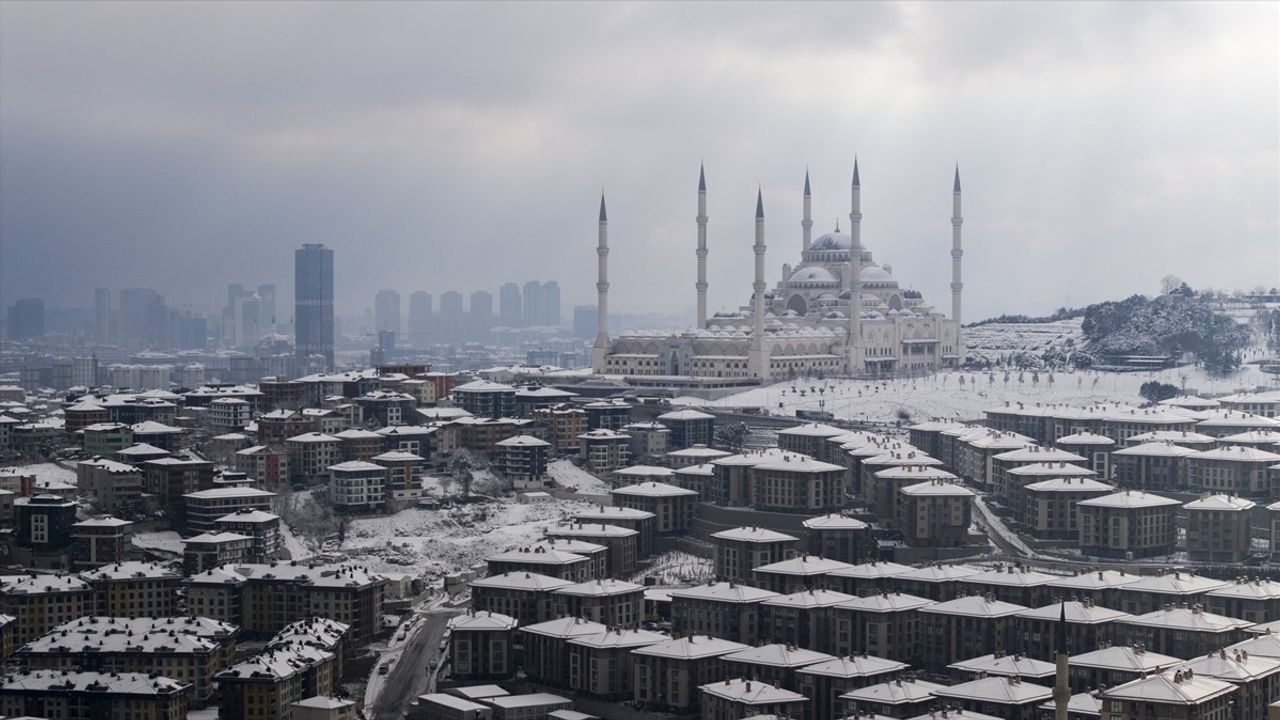 İstanbul'un Beyaz Örtüsü: Kar Yağışı Devam Ediyor